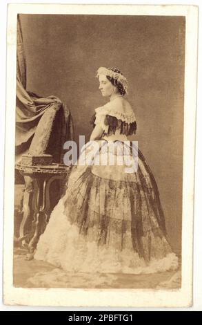 Die französische Theaterschauspielerin EUGENIE DOCHE , Foto von Disderi ( Paris ), erste Dolmetscherin der Rolle VON LA DAME AUX CAMELIAS von Dumas . Die Kurtisane MARIE DUPLESSIS , geboren als Alphonsine Rose Plessis und nach Comtesse de Perregaux ( Nonant-le-Pin 1824 - Paris 1847 ) , war das Vorbild des Schriftstellers ALEXANDRE DUMAS Fils ( 1824 - 1895 ) für die Rolle von Marguerite Gautier und feierte den Roman " La dame aux camelias " (Camille oder die Frau der Camellias, La Signora dalle camelie , 1848) und nach dem Meisterwerk der Oper LA TRAVIATA ( 1853 ) von Giuseppe VERDI mit dem Protagonisten Violetta Valery - LET Stockfoto