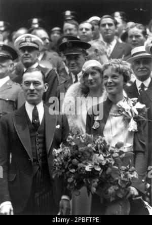 1932 , New York , USA : die berühmteste Pilotin AMELIA EARHART ( 1897 - 1937 ) mit Bürgermeister JAMES WALKER von New York. Foto von Samuel O. Bancroft . Earhart war die erste Frau, die das Distinguished Flying Cross erhielt, das sie als erste Flugzeugin erhielt, die allein über den Atlantischen Ozean flog. Sie stellte viele andere Rekorde auf, schrieb Bestsellerbücher über ihre Flugerfahrungen und war maßgeblich an der Gründung der neunundneunzig, einer Organisation für Piloteninnen. Während eines Versuchs, 1937 einen Rundflug um den Globus zu machen, verschwand Earhart über dem Stockfoto