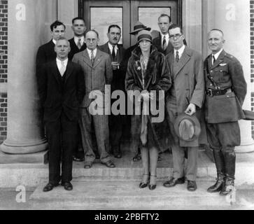 1928 , 5 . november , USA : Porträts der berühmtesten Pilotenfrau AMELIA EARHART ( 1897 - 1937 ) . Earhart war die erste Frau, die das Distinguished Flying Cross erhielt, das sie als erste Flugzeugin erhielt, die allein über den Atlantischen Ozean flog. Sie stellte viele andere Rekorde auf, schrieb Bestsellerbücher über ihre Flugerfahrungen und war maßgeblich an der Gründung der neunundneunzig, einer Organisation für Piloteninnen. Während eines Versuchs, 1937 einen Rundflug um den Globus zu machen, verschwand Earhart über dem zentralen Pazifik nahe Howland Island. Faszinierender Witz Stockfoto