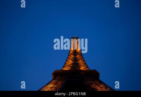 Eiffelturm bei Nacht, aus dem niedrigen Blickwinkel, Kopierraum Stockfoto