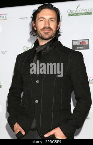 Santa Monica, Kalifornien. 9. März 2023. Eoin Macken bei der Ankunft bei den US-Ireland Alliance 17. Annual Oscar Wilde Awards, Bad Robot, Santa Monica, CA, 9. März 2023. Kredit: Priscilla Grant/Everett Collection/Alamy Live News Stockfoto