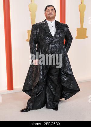 Los Angeles, Kalifornien, USA. 12. März 2023. Harvey Guillen läuft auf dem roten Teppich bei den Academy Awards 95., die am 12. März 2023 von der Academy of Motion Picture Arts and Sciences im Dolby Theatre in Los Angeles, Kalifornien, verliehen werden. (Foto: Sthanlee B. Mirador/Sipa USA) Guthaben: SIPA USA/Alamy Live News Stockfoto