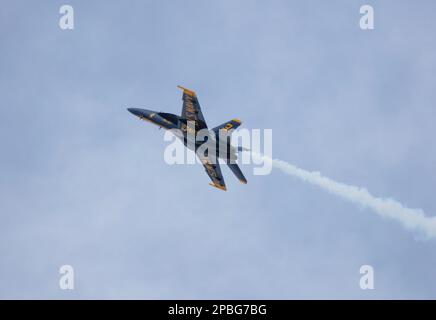 El Centro, Kalifornien, USA. 11. März 2023. USA Lieutenant Amanda Lee, die Navy-Pilotin, wird bei ihren F/A-18E/F-Flugmanövern während der El Centro Air Show gesehen. Leutnant Lee wurde die erste weibliche Kampfjet-Pilotin der Blue Angels in der 76-jährigen Geschichte der Staffel am 11. März auf der Luftwaffenshow der El Centro Naval Air Facility in El Centro, Kalifornien. Leutnant Amanda Lee fliegt Teamposition 3 in der aerobatischen Stuntaufführung. Ihr historischer Flug wurde von über 12.000 Teilnehmern bezeugt. Die Mission des Teams ist es, die Teamarbeit und Professionalität der US Navy und des Marine Corps während des Fluges zu demonstrieren Stockfoto