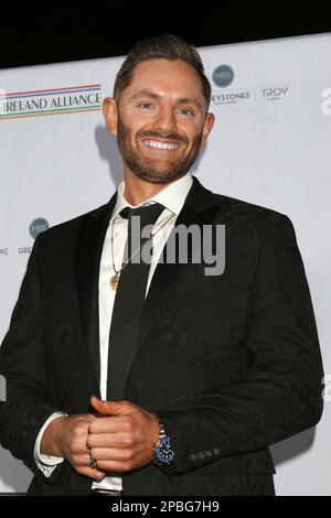 Santa Monica, Kalifornien. 9. März 2023. Nick McCarthy bei der Ankunft bei den US-Ireland Alliance 17. Annual Oscar Wilde Awards, Bad Robot, Santa Monica, CA, 9. März 2023. Kredit: Priscilla Grant/Everett Collection/Alamy Live News Stockfoto