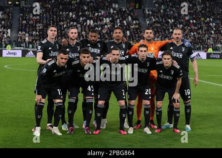 Turin, Italien, 12. März 2023. Die Juventus, die elf beginnen, stellen sich vor dem Anstoß für ein Teamfoto auf, hintere Reihe ( L bis R ); Dusan Vlahovic, Adrien Rabiot, Gleison Bremer, Danilo, Mattia Perin und Leonardo Bonucci in der ersten Reihe ( L bis R ); Filip Kostic, Enzo Alan Tomas Barrenchea, Mattia De Sciglio, Fabio Miretti und Nicolo Fagioli im Spiel der Serie A im Allianz-Stadion, Turin. Der Bildausdruck sollte lauten: Jonathan Moscrop/Sportimage Stockfoto