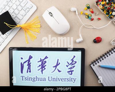 Deutschland. 12. März 2023. In dieser Fotoabbildung wird das Logo der Tsinghua University auf einem Tablet angezeigt. (Kreditbild: © Igor Golovniov/SOPA Images via ZUMA Press Wire) NUR REDAKTIONELLE VERWENDUNG! Nicht für den kommerziellen GEBRAUCH! Stockfoto