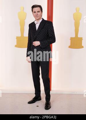 Los Angeles, Kalifornien, USA. 12. März 2023. Paul Dano läuft auf dem roten Teppich bei den Academy Awards 95., die am 12. März 2023 von der Academy of Motion Picture Arts and Sciences im Dolby Theatre in Los Angeles, Kalifornien, verliehen werden. (Foto: Sthanlee B. Mirador/Sipa USA) Guthaben: SIPA USA/Alamy Live News Stockfoto