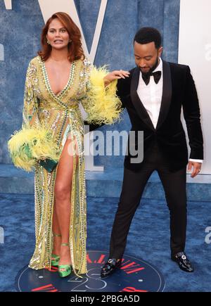 Beverly Hills, USA. 12. März 2023. Chrissy Teigen, John Legend Besuchen Sie am 12. März 2023 die Vanity Fair Oscar Party 2023 im Wallis Annenberg Center for the Performing Arts in Beverly Hills, Kalifornien. Foto: Crash/imageSPACE/Sipa USA Kredit: SIPA USA/Alamy Live News Stockfoto