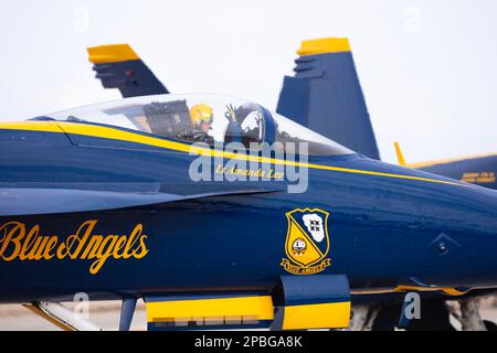 El Centro, Kalifornien, USA. 11. März 2023. US Navy Blue Angel Pilot LT. Amanda Lee an der Steuerung ihrer F/A-18E/F Super Hornet, während sie sich neben ihren Teammitgliedern auf den Weg zur Landebahn macht. Leutnant Lee wurde die erste weibliche Kampfjet-Pilotin der Blue Angels in der 76-jährigen Geschichte der Staffel am 11. März auf der Luftwaffenshow der El Centro Naval Air Facility in El Centro, Kalifornien. Leutnant Amanda Lee fliegt Teamposition 3 in der aerobatischen Stuntaufführung. Ihr historischer Flug wurde von über 12.000 Teilnehmern bezeugt. Die Mission des Teams ist es, die Teamarbeit und Professionalität der US Navy zu demonstrieren Stockfoto