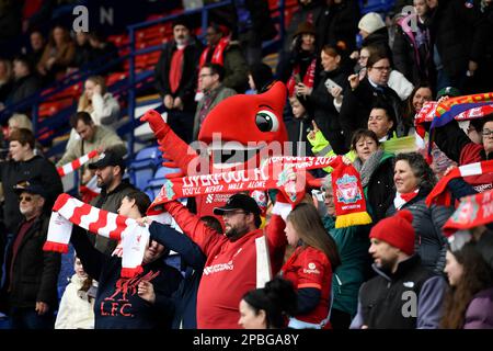 Birkenhead, Großbritannien. 12. März 2023. Liverpool-Fans unterzeichnen vor dem Anstoß beim FA Women's Super League-Spiel im Prenton Park, Birkenhead. Der Bildausdruck sollte lauten: Gary Oakley/Sportimage Credit: Sportimage/Alamy Live News Stockfoto