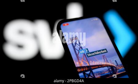 Warschau, Polen. 13. März 2023. Der Silicon Valley Bank (SVB)-Startbildschirm wird beim Starten der Bankanwendung in dieser Fotoabbildung am 13. März 2023 in Warschau (Polen) angezeigt. Silvergate, die zweitgrößte Bank für digitale Assets, schloss diese Woche ihre Türen, nachdem die Aufsichtsbehörden die Silicon Valley Bank geschlossen hatten und die kryptofreundliche Signature Bank an der NASDAQ-Börse erhebliche Wertverluste erlitten hatte. (Foto: Jaap Arriens/SIPA USA) Guthaben: SIPA USA/Alamy Live News Stockfoto
