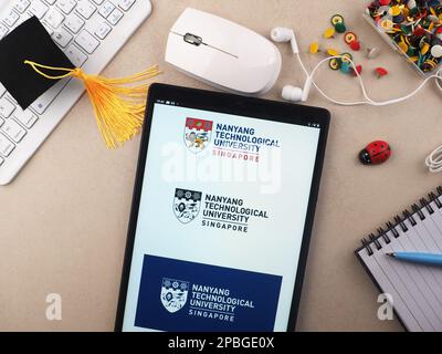 Deutschland. 12. März 2023. In dieser Fotoabbildung ist das Logo der Nanyang Technological University, Singapur (NTU) auf einem Tablet zu sehen. (Kreditbild: © Igor Golovniov/SOPA Images via ZUMA Press Wire) NUR REDAKTIONELLE VERWENDUNG! Nicht für den kommerziellen GEBRAUCH! Stockfoto