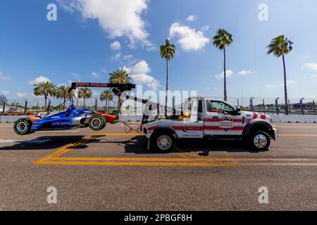 St. Petersburg, Florida, USA. 4. März 2023. SCOTT DIXON (9) aus Auckland, Neuseeland, zeigt die Warnflagge nach einem Crash während einer Übung für den Firestone Grand Prix von St. Petersburg in den Straßen von St. Petersburg in St. Petersburg FL. (Kreditbild: © Walter G. Arce Sr./ZUMA Press Wire) NUR REDAKTIONELLE VERWENDUNG! Nicht für den kommerziellen GEBRAUCH! Stockfoto