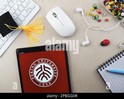 Deutschland. 12. März 2023. In dieser Fotoabbildung wird das Logo der Peking University auf einem Tablet angezeigt. (Kreditbild: © Igor Golovniov/SOPA Images via ZUMA Press Wire) NUR REDAKTIONELLE VERWENDUNG! Nicht für den kommerziellen GEBRAUCH! Stockfoto