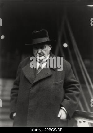 1929 , 16 . november , New York , USA : der russische Komponist , Musiklehrer und Dirigent Alesandr Koustantinovich Glazunov ( 1865 - 1936 ) . Er war Direktor des Konservatoriums von St. Petersburg. Zwischen 1906 und 1917 und war auch maßgeblich an der Neuorganisation des Instituts in das Petrograder Konservatorium und danach in das Leningrader Konservatorium nach der bolschewistischen Revolution beteiligt. Er führte bis 1930 weiter die Führung des Konservatoriums, obwohl er die Sowjetunion 1928 verlassen hatte und nicht zurückkehrte. Der bekannteste Schüler unter seiner Amtszeit während der frühen Sowjetjahre war Dmitri Shostako Stockfoto