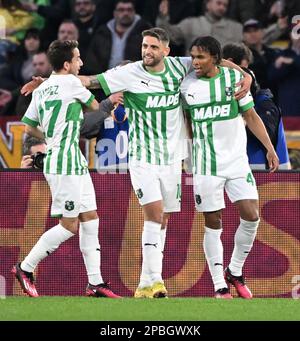 Rom, Italien. 12. März 2023. Armand Lauriente (R) von Sassuolo feiert sein erstes Tor mit seinen Teamkollegen bei einem Fußballspiel der Serie A zwischen Roma und Sassuolo am 12. März 2023 in Rom, Italien. Kredit: Alberto Lingria/Xinhua/Alamy Live News Stockfoto