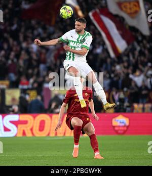 Rom, Italien. 12. März 2023. Domenico Berardi von Sassuolo (oben) tritt am 12. März 2023 bei einem Fußballspiel der Serie A zwischen Roma und Sassuolo in Rom, Italien, mit Marash Kumbulla von Rom in Kontakt. Kredit: Alberto Lingria/Xinhua/Alamy Live News Stockfoto