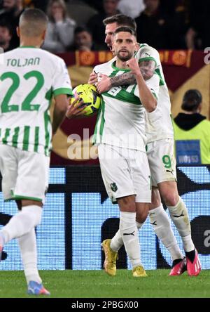 Rom, Italien. 12. März 2023. Domenico Berardi (C) von Sassuolo feiert sein Tor bei einem Fußballspiel der Serie A zwischen Roma und Sassuolo am 12. März 2023 in Rom, Italien. Kredit: Alberto Lingria/Xinhua/Alamy Live News Stockfoto