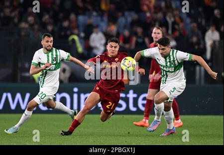 Rom, Italien. 12. März 2023. Paulo Dybala von Rom (2. l) tritt am 12. März 2023 während eines Fußballspiels der Serie A zwischen Roma und Sassuolo in Rom, Italien, durch. Kredit: Alberto Lingria/Xinhua/Alamy Live News Stockfoto