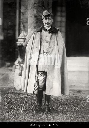 1915 Ca , DEUTSCHLAND : Kaiser WILHELM II ( Guglielmo II ) HOHENZOLLERN , König von Preußen , Kaiser von Deutschland ( 1859 - 1941 ) , Enkel der Königin Victoria von England . - REALI - KÖNIGSFAMILIE - ADELSFAMILIE - Nobiltà - Hut - cappello - Kragen - colletto - BELLE EPOQUE - Baffi - Schnurrbart - mantello - Mantel --- Archivio GBB Stockfoto