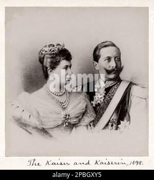 1898 Ca : Kaiser WILHELM II ( Guglielmo II ) HOHENZOLLERN , König von Preußen , Kaiser von Deutschland ( 1859 - 1941 ) , Enkel der Königin Victoria von England . Verheiratet mit Kaizerin Auguste Viktoria ( 1858 - 1921 ) . Sie war die älteste Tochter von Frederick VIII , Herzog von Schleswig-Holstein und Prinzessin Adelheid von Hohenlohe-Langenburg . Ihre mütterlichen Großeltern waren Ernst Christian Carl IV. Herzog von Hohenlohe-Langenburg und Prinzessin Feodora von Leiningen , Halbschwester von Königin Victoria . - REALI - KÖNIGSFAMILIE - ADELSFAMILIE - Nobiltà - medaglie - Medaglia - Militäruniform - Divisa Militar Stockfoto