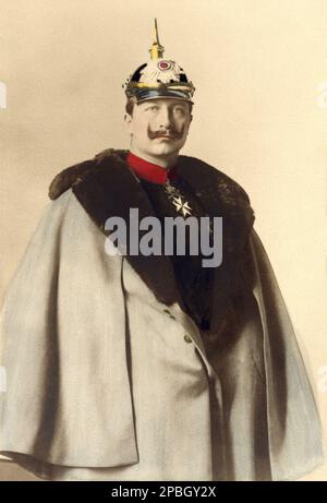 1900 Ca , DEUTSCHLAND : Kaiser WILHELM II ( Guglielmo II ) HOHENZOLLERN , König von Preußen , Kaiser von Deutschland ( 1859 - 1941 ) , Enkel der Königin Victoria von England . - REALI - KÖNIGLICHE HOHEIT - ADEL - Nobiltà - Hut - Helm - Elemetto - Medaglia - medaglie - Pelliccia - Kragen - colletto - BELLE EPOQUE - Baffi - Schnurrbart - mantello - Mantel - Militäruniform - Uniforme divisa militare ---- Archivio GBB Stockfoto