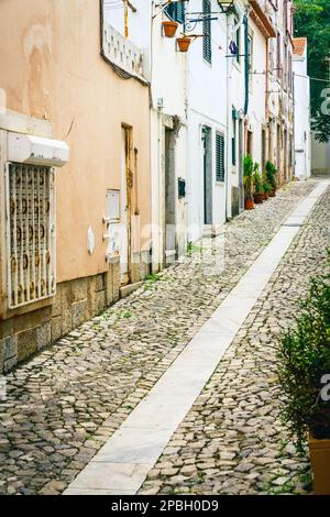 Fußgängerzone mit Kopfsteinpflaster in Cascais, Portugal Stockfoto