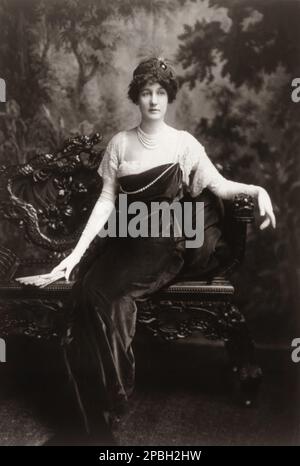 1911 , New York , USA : die reiche Erbin und berühmte amerikanische Bildhauerin Anna Hyatt Huntington ( 1876 -1973 ) verheiratet mit Rich Archer Huntington , Foto von Marceau , New York City - FASHION - MODA - ANNI DIECI - Zehner - '10 - foto Storiche - foto Storica - Portrait - ritratto - Chignon - VIPs - personalita' mondana - HIGHT SOCIETY - ALTA Società - SOCIALITE - mondanita' - pizzo - Spitze - Fan - Ventaglio - Perlenkette - collana di perle - Guanti lunghi - Handschuhe - Samt - Velluto - Juwelen - Schmuck - Bijoux - gioiello - gioielli - Chignon - ARTS - ARTE - SCULTRICE - WOMAN SCU Stockfoto