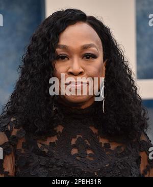 Beverly Hills, USA. 12. März 2023. Shonda Rhimes trifft am 12. März 2023 auf der Vanity Fair Oscar Party im Wallis Annenberg Center for the Performing Arts in Beverly Hills, Kalifornien, ein. © OConnor-Arroyo / AFF-USA.com Guthaben: AFF/Alamy Live News Stockfoto