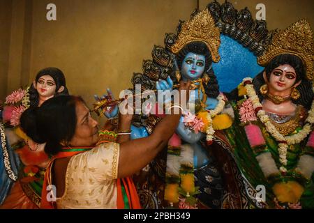 12. März 2023, Kalkutta, westbengalen, Indien: Ein Hindu-Anhänger, der den hinduistischen gott Krishna Radha in einem Tempel am Stadtrand von Kalkutta anbetet. (Kreditbild: © Sudipta das/Pacific Press via ZUMA Press Wire) NUR REDAKTIONELLE VERWENDUNG! Nicht für den kommerziellen GEBRAUCH! Stockfoto