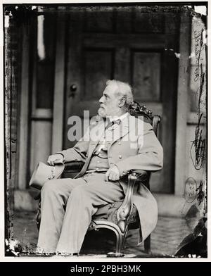 1865 , april , Richmond , Virginia , USA : General ROBERT E. LEE ( 1807 - 1870 ) von der Konföderierten Armee , Foto von Mathew Brady . Lee war Offizier der US-Armee, Ingenieur, Und unter den berühmtesten Generälen der amerikanischen Geschichte.- SEZESSIONSKRIEG ZIVILIST - GUERRA CIVILE DI SECESSIONE AMERICANA - cappello - Hut - Circus - uomo anziano vecchio - Älterer Mann - barba bianca - Weißbart - profilo - Profil - Krawatte - papillon - Cravatta - - - - - - USA - Top hat - cappello a cilindro - SUDISTA CONFEDERATO - CONFEDERATE --- Archivio GBB Stockfoto