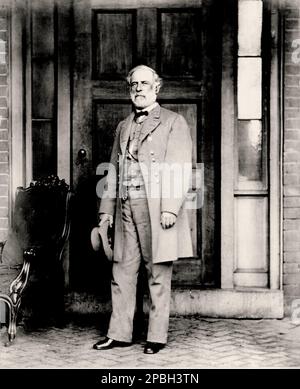 1865 , april , Richmond , Virginia , USA : General ROBERT E. LEE ( 1807 - 1870 ) von der Konföderierten Armee , Foto von Mathew Brady . Lee war Offizier der US-Armee, Ingenieur und einer der berühmtesten Generäle der amerikanischen Geschichte. - SEZESSIONSKRIEG - GUERRA CIVILE DI SECESSIONE AMERICANA - cappello - Hut - Circus - uomo anziano vecchio - Älterer Mann - barba bianca - Weißer Bart - profilo - Profil - Schleife - papillon - Cravatta - USA - Hut - cappello a cilindro - SUDISTA CONFEDERATO - KONFÖDERIERTER --- ARCHIVIO GBB Stockfoto