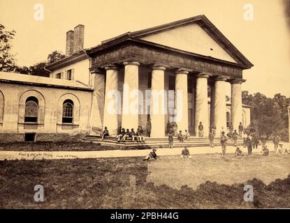 1864 , 29 juni , Arlington , Virginia , USA : Haus von Robert E. Lee, Arlington House, Virginia . General ROBERT E. LEE ( 1807 - 1870 ) von der Konföderierten Armee , Foto von Andrew J. Russell . Lee war Offizier der US-Armee, Ingenieur und einer der berühmtesten Generäle der amerikanischen Geschichte. - SEZESSIONSKRIEG CIVIL - GUERRA CIVILE DI SECESSIONE AMERICANA - - USA - HOUSE - CASA - STILE PALLADIANO - NEOCLASSICO - NEOKLASSIZISTISCHER STIL - HOME - ARCHITETTURA - ARCHITECTURE MILITARE - SUDISTA CONFEDERATO - CONFEDERATE - PALLADIO --- ARCHIVIO GBB Stockfoto