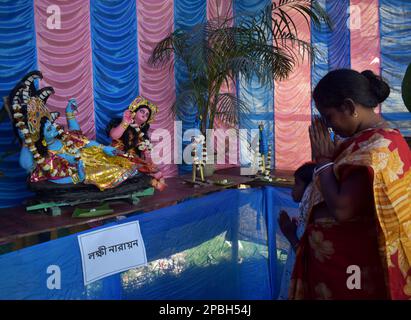 12. März 2023, Kalkutta, westbengalen, Indien: Ein Hindu-Anhänger, der den hinduistischen gott Krishna Radha in einem Tempel am Stadtrand von Kalkutta anbetet. (Kreditbild: © Sudipta das/Pacific Press via ZUMA Press Wire) NUR REDAKTIONELLE VERWENDUNG! Nicht für den kommerziellen GEBRAUCH! Stockfoto