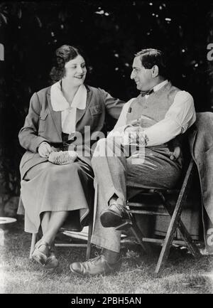1922 Ca : der deutsche jüdische Filmregisseur ERNST LUBITSCH ( 1892 - 1947 ) mit Frau Helene Kraus in Hollywood . Das Paar war von 1922 bis 1930 verheiratet. Verließ Deutschland 1922 nach Hollywood, eingeladen von Mary Pickford. Seine deutsche Staatsbürgerschaft wurde 1935 vom Nazi-Regime vernichtet . Verlieh der Filmindustrie aufgrund seines ausgeklügelten Wissens und Stils den „Lubitsch Touch“. - CINEMA MUTO - STUMMFILM - REGISTA CINEMATOGRAFICO - Marito e Moglie - lächeln - sorriso - ebreo - Krawatte - papillon - Cravatta - profilo - Profil --- Archivio GBB Archivio