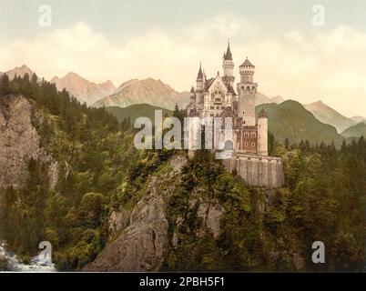 1864 Ca , Bayern , Deutschland :Schloss NEUSCHWANSTEIN , vom König von Bayer LUDWIG II ( Louis ) von Wittelsbach , König von Bayern , bekannt als " Mad King Ludwig " ( 25. August 1845 - 13. Juni 1886 ). Photochrom, 1895 Ca. König von Bayern von 1864 bis zu seinem Tod. Ludwig stieg im Alter von 18 Jahren nach dem Tod seines Vaters auf den bayerischen Thron. Seine Jugend und sein grüblerisches Aussehen machten ihn in Bayern und im Ausland sehr beliebt. Eine seiner ersten Taten war die offizielle Schirmherrschaft seines Idols, des deutschen Opernkomponisten Richard Wagner - RE - REALI - ROYAL - nobili - Nobiltà - BAVIERA - m Stockfoto