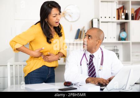 Arzt untersucht Patienten mit akuten Schmerzen Stockfoto