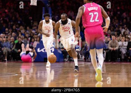 Philadelphia, Vereinigte Staaten Von Amerika. 12. Dezember 2022. Philadelphia, Vereinigte Staaten von Amerika, März 12. 2023: James Harden (1 Sixers) dribbelt während des Spiels der National Basketball League zwischen Philadelphia 76ers und den Washington Wizards im Wells Fargo Center in Philadelphia, Pennsylvania, USA (KEINE KOMMERZIELLE NUTZUNG). (Colleen Claggett/SPP) Kredit: SPP Sport Press Photo. Alamy Live News Stockfoto