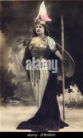 1901 Ca , Paris , Frankreich : die Sängerin des Opernsoprans JANE MARCY ( geboren in Alost , Belgien 1865 ) in " die Walkure " - The Valkyrie - LA VALCHIRIA ) des deutschen Musikkomponisten RICHARD WAGNER ( 1813 - 1883 ) im Theater Opera de Paris . Foto von REUTLINGER - MUSIK - KLASSISCH - MUSICA CLASSICA - LIRICA - OPER - Compositore - Musicista - Le Valchirie - COMPOSITORE - OPÉRA LIRICA - MUSICISTA - lancia - Scudo - armatura - Armure - Valchiria - elmo - Helmet --- - ARCHIVIO GBB Stockfoto