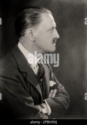 1926 , London , Großbritannien : der britische Schriftsteller W. SOMERSET MAUGHAM ( 1874 - 1965 ). Foto von Claude Harris , London - SCRITTORE - SCRITTRICE - LETTERATO - LITERATUR - LETTERATURA - GAY - homosexuell - Omossuale - omosessualità - LGBT - Homosexualität - TIE - Cravatta - Profil - profilo - orologio da Polso - Swatch - Baffi - Schnurrbart - William ----- Archivio GBB Stockfoto