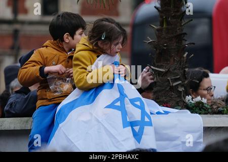 London, Großbritannien. 12. März 2023. Die Israelis sind auf dem Parlamentsplatz, um sich gegen die von der Regierung vorgeschlagenen Justizreformen zu erheben, die laut Demonstranten eine Bedrohung für die Demokratie darstellen würden. Der Premierminister, Benjamin Netanjahus rechtsradikale Regierung, möchte die Änderungen umsetzen, um das Gleichgewicht zwischen gewählten Amtsträgern und Richtern wieder herzustellen. Kredit: Elfte Stunde Fotografie/Alamy Live News Stockfoto