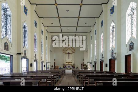 Bangkok, Thailand - 04. März 2023 - Innenansicht von St. Die katholische Kirche Joseph verfügt über Buntglasfenster, die von einem wunderschönen Architekten entworfen und gefertigt wurden Stockfoto