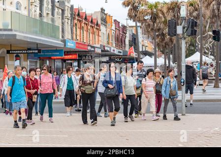 Eine große Gruppe chinesischer Touristen, die an einem Sonntag in Sydney, Australien, vom Corso in Richtung Manly Beach spazieren Stockfoto