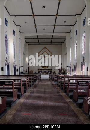 Bangkok, Thailand - 04. März 2023 - Innenansicht von St. Die katholische Kirche Joseph verfügt über Buntglasfenster, die von einem wunderschönen Architekten entworfen und gefertigt wurden Stockfoto