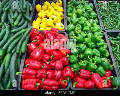 Ansicht von oben mit gelbem, rotem und grünem Pfeffer und anderem Gemüse. Lebensmitteleinkaufskonzept. Stockfoto