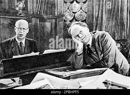 1943 Ca: Der russische Musikkomponist SERGEJ PROKOFIEV ( Sergej Sergeevic Prokof'ev, 1891 - 1953 ) mit dem silen-Film russische Regisseurin SERGEI EJZENSTEJN ( Eizenshtein , Eisenstein , 1898 - 1948 ) studiert die Musik für den Film IVAN DER SCHRECKLICHE ( Ivan il terribile -1944 ) . Prokofiev war ein russischer Komponist , der zahlreiche Musikgenres beherrschte und als einer der größten Komponisten des 20. . Jahrhunderts bewundert wurde . Eisenstein war ein revolutionärer russischer Regisseur und Filmtheoretiker, der insbesondere für seine Stummfilme Strike, Battleship Potemkin und October sowie Hi bekannt war Stockfoto