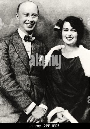 1925 Ca, Paris , Frankreich : der russische Musikkomponist SERGEJ PROKOFIEV ( Sergej Sergeevic Prokof'ev, 1891 - 1953 ) mit Ehefrau LINA LLLUBERA , War ein russischer Komponist, der zahlreiche Musikgenres beherrschte und als einer der größten Komponisten des 20. Jahrhunderts bewundert wurde - Sergej Sergejevic Prokofjev , Sergei , Sergey oder Serge und Prokofief Prokof'ev Prokofiev Prokofiev Prokofieff - BALLETS RUSSES von DIAGHILEV - Diagilev - COMPOSITORE - OPERA LIRICA - CLASSICA - KLASSISCH - PORTRÄT - RITRATTO - MUSICISTA - MUSICA - Pianist - Pianista - AVANARDITO e MOGUA - AVANTARGLIE Stockfoto