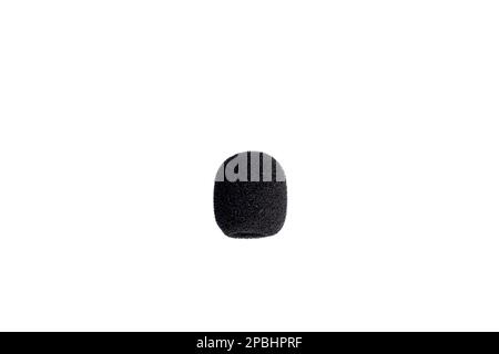 Schwarzer Schaumstoff für Mikrofon-Windschutzscheibe auf weißem Hintergrund isoliert Stockfoto