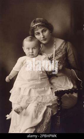 1913 c, DEUTSCHLAND: Prinzessin ALEXANDRA VICTORIA aus Schleswig-Holstein-Sonderburg-Glucksburg ( 1887 - 1957 ), verheiratet 1908 mit Prinz August Wilhelm von Preußen ( 1887 - 1949 ), Auwi genannt, vierter Sohn von Kaiser WILHELM II ( Guglielmo II ) HOHENZOLLERN , König von Preußen, Kaiser von Deutschland ( 1859 - 1941 ). Aus der Ehe nur ein Sohn geboren: ALEXANDER FERDINAND von Preußen ( 1912 - 1985 ). Foto von Ernst Sandau , Berlin - REALI - ADEL - Nobiltà - bambino - Bambini - kleiner Junge - Baby - BELLE EPOQUE - MODE - MODA - Mamma madre - Figlio - Schleswig Holstein Sonderburg GL Stockfoto