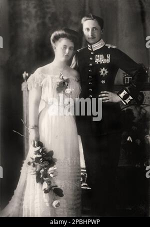 1908 , oktober , FRANKFURT , DEUTSCHLAND : Offizielles Einstellungsfoto von Prinzessin ALEXANDRA VICTORIA aus Schleswig-Holstein-Sonderburg-Glucksburg ( 1887 - 1957 ) , verheiratet am 22 . Oktober 1908 mit Prinz August Wilhelm von Preußen ( 1887 - 1949 ), Auwi genannt, vierter Sohn von Kaiser WILHELM II ( Guglielmo II ) HOHENZOLLERN , König von Preußen, Kaiser von Deutschland ( 1859 - 1941 ). Aus der Ehe nur ein Sohn geboren: Alexander Ferdinand von Preußen ( 1912 - 1985 ). Das Paar ist am 16. März 1920 geschieden. Am 7 . Januar 1922 heiratete sie Arnold Rümann in Grunholz und ließ sich 1933 scheiden . Foto von T.H. Stockfoto